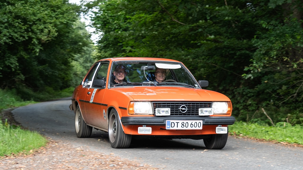 Hans-Jørn Søgaard Andersen, Silkeborg og Kaj Mikkelsen, Sporup har haft en god sæson, og fører inden sidste afdeling kampen om mesterskabet i Sport klassen. Her ses de i deres Opel Ascona B, årgang 1980 under 5. afdeling af mesterskabet der blev kørt med udgangspunkt fra Vejen.
(Foto: Viggo Johansen, rallypics.dk)